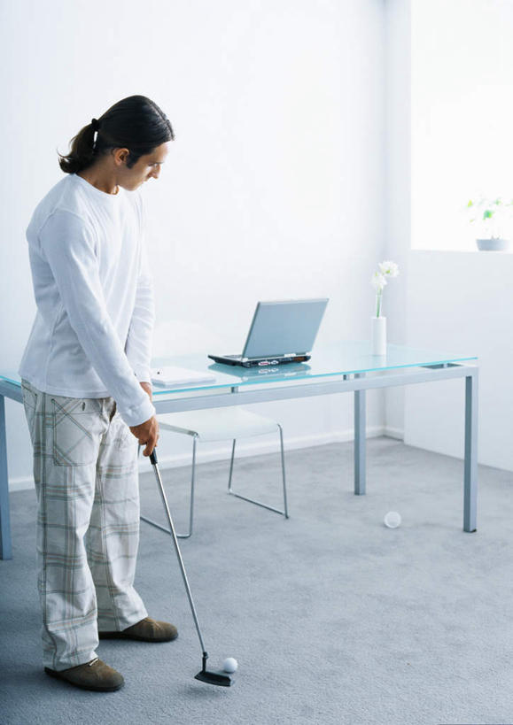 西方人,一个人,站,竖图,室内,白天,白色背景,侧面,锻炼,运动,电脑,笔记本电脑,植物,桌子,叶子,欧洲,欧洲人,仅一个男性,仅一个人,许多,握,网络,高尔夫,高尔夫球,瓶,办公桌,绿叶,花蕾,注视,通讯设备,玻璃制品,花,花瓣,花朵,花卉,鲜花,仅一个年轻男性,白色,玻璃瓶,瓶子,花苞,观察,看,站着,嫩叶,握着,摄影,影棚,观看,察看,无线,高尔夫球杆,关注,通信设备,无线网络,无线上网,便携式电脑,高尔夫运动,高尔夫球具,体育,手提电脑,男人,男性,年轻男性,白种人,叶,叶片,站立,彩图,全身,影棚拍摄,健身,拍摄