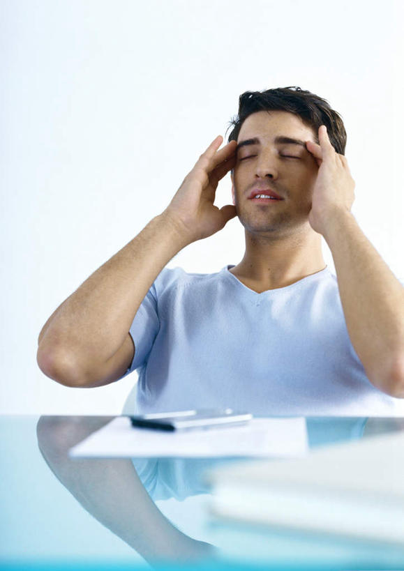 西方人,一个人,坐,闭眼,摸,打电话,竖图,室内,白天,正面,桌子,电话,手机,欧洲,欧洲人,仅一个男性,仅一个人,抚摸,材料,档案,文件,办公桌,注视,通讯设备,仅一个年轻男性,资料,观察,看,观看,察看,关注,文档,交流,男人,男性,年轻男性,白种人,闭眼睛,闭着眼,闭着眼睛,触摸,沟通,接触,通话,坐着,半身,彩图