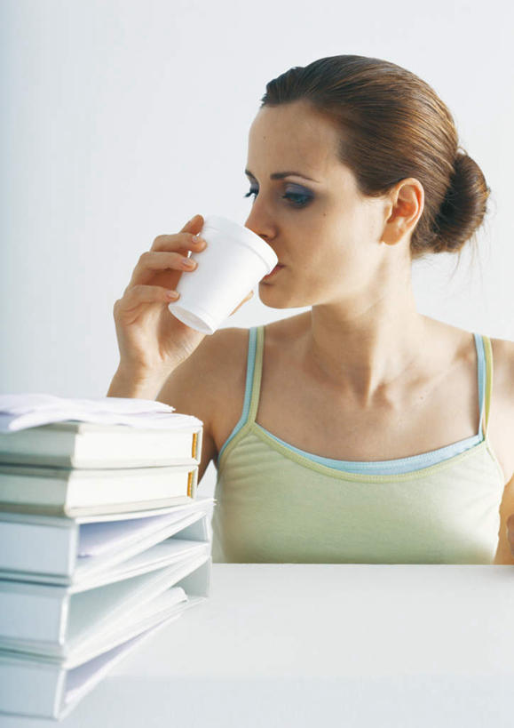 西方人,一个人,站,竖图,室内,白天,白色背景,正面,桌子,杯子,欧洲,欧洲人,仅一个年轻女性,仅一个女性,仅一个人,一堆,喝,堆叠,堆积,材料,瓷器,档案,文件,办公桌,咖啡杯,陶瓷制品,拿,拿着,注视,资料,观察,看,站着,摄影,影棚,观看,堆,察看,关注,文档,瓷杯,年轻女性,女人,女性,白种人,站立,半身,彩图,影棚拍摄,拍摄