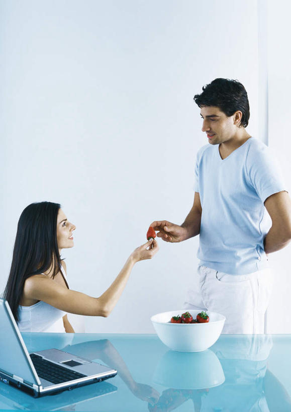 西方人,两个人,站,坐,竖图,室内,白天,白色背景,侧面,爱情,电脑,笔记本电脑,桌子,欧洲,欧洲人,网络,办公桌,浪漫,注视,通讯设备,观察,看,站着,温暖,温馨,恩爱,恋人,摄影,影棚,观看,和睦,察看,无线,关注,通信设备,无线网络,无线上网,便携式电脑,手提电脑,男人,男性,年轻男性,年轻女性,女人,女性,白种人,情侣,站立,坐着,半身,彩图,影棚拍摄,拍摄,伴侣,融洽