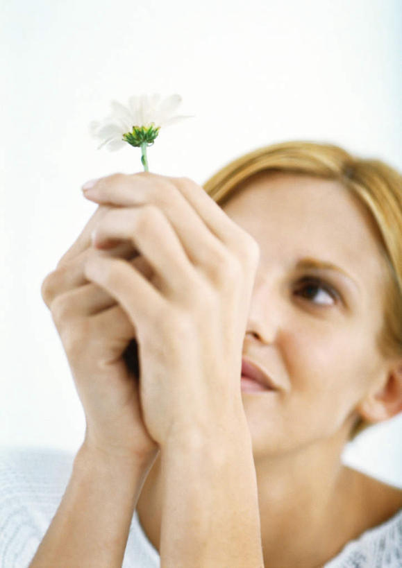 西方人,脸,头,脸颊,一个人,站,竖图,室内,特写,白天,白色背景,正面,植物,欧洲,欧洲人,仅一个年轻女性,仅一个女性,仅一个人,盛开,玛格丽特,拿,拿着,注视,雏菊,花,花瓣,花朵,花卉,鲜花,一朵,白色,花蕊,观察,看,站着,菊花,摄影,影棚,观看,察看,关注,延命菊,幸福花,春菊,马兰头花,年轻女性,女人,女性,白种人,头部,脸部,脸蛋,面部,站立,半身,彩图,影棚拍摄,拍摄