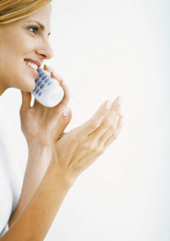 西方人,一个人,站,笑,打电话,微笑,露齿笑,竖图,室内,白天,白色背景,侧面,电话,手机,欧洲,欧洲人,仅一个年轻女性,仅一个女性,仅一个人,拿,拿着,注视,通讯设备,观察,看,站着,摄影,影棚,观看,察看,关注,交流,年轻女性,女人,女性,白种人,沟通,通话,站立,半身,彩图,影棚拍摄,拍摄