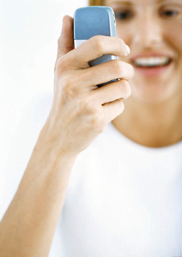 西方人,一个人,站,笑,打电话,微笑,露齿笑,竖图,室内,白天,白色背景,正面,电话,手机,欧洲,欧洲人,仅一个年轻女性,仅一个女性,仅一个人,朦胧,模糊,拿,拿着,注视,通讯设备,观察,看,站着,摄影,影棚,观看,察看,关注,交流,年轻女性,女人,女性,白种人,沟通,通话,站立,半身,彩图,影棚拍摄,拍摄