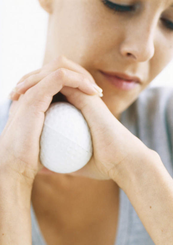 西方人,一个人,站,竖图,室内,白天,白色背景,正面,欧洲,欧洲人,仅一个年轻女性,仅一个女性,仅一个人,握,朦胧,模糊,注视,球,一个,白色,观察,看,站着,球体,握着,摄影,影棚,单个,观看,察看,关注,压力球,年轻女性,女人,女性,白种人,站立,半身,彩图,影棚拍摄,拍摄