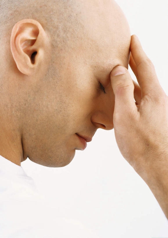 西方人,秃头,一个人,站,摸,竖图,室内,白天,白色背景,侧面,欧洲,欧洲人,仅一个男性,仅一个人,抚摸,注视,仅一个年轻男性,观察,看,站着,摄影,影棚,观看,察看,关注,男人,男性,年轻男性,白种人,光头,无发,触摸,接触,站立,半身,彩图,影棚拍摄,拍摄