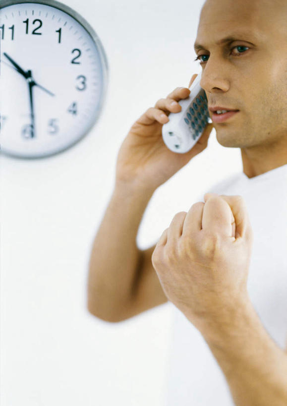 西方人,秃头,一个人,站,打电话,竖图,室内,白天,白色背景,侧面,电话,手机,欧洲,欧洲人,仅一个男性,仅一个人,时间,时钟,拿,计时,拿着,注视,通讯设备,仅一个年轻男性,挂钟,钟表,观察,看,站着,表,摄影,影棚,观看,察看,关注,交流,男人,男性,年轻男性,白种人,光头,无发,钟,沟通,通话,站立,半身,彩图,影棚拍摄,拍摄