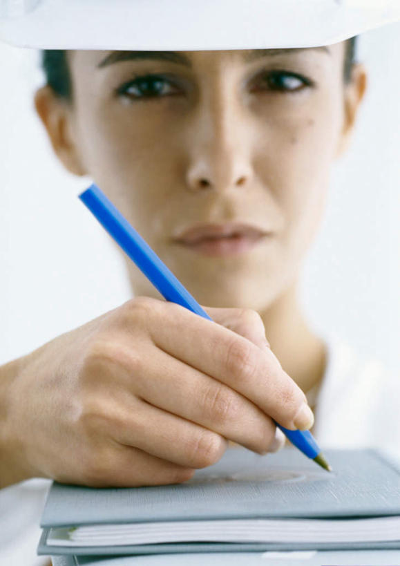 西方人,手,一个人,工程师,建筑工人,建筑师,站,竖图,俯视,室内,特写,白天,白色背景,帽子,欧洲,欧洲人,仅一个年轻女性,仅一个女性,仅一个人,朦胧,模糊,笔,头盔,图纸,办公用品,设计图,拿,拿着,注视,文具,安全帽,铅笔,学习用品,观察,看,站着,手部,观看,文具用品,察看,关注,工程图,草图,蓝图,年轻女性,女人,女性,白种人,设计,技师,建筑工,建筑设计师,站立,半身,彩图,高角度拍摄