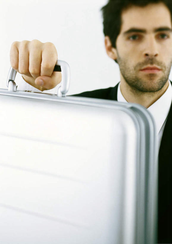 西方人,一个人,商务人士,商务男性,站,举,竖图,室内,白天,正面,衬衫,安全,欧洲,欧洲人,仅一个男性,仅一个人,套装,领带,注视,仅一个年轻男性,箱子,观察,看,托,站着,保险箱,观看,保护,察看,关注,保险,商务装,私密,工薪阶层,年轻男性,白种人,年轻人,白领,上班族,举起,举手,举着,向上举,向上伸,向上托,站立,半身,彩图,衬衣