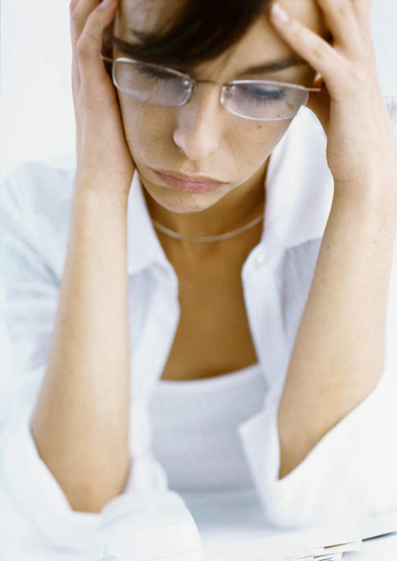 西方人,脸,头,脸颊,一个人,商务人士,商务女性,坐,竖图,俯视,室内,特写,白天,白色背景,衬衫,欧洲,欧洲人,仅一个年轻女性,仅一个女性,仅一个人,撑,套装,眼镜,托腮,注视,低头,观察,看,托,摄影,影棚,观看,察看,关注,托下巴,商务装,近视眼镜,工薪阶层,年轻女性,白种人,年轻人,头部,脸部,脸蛋,面部,白领,上班族,坐着,半身,彩图,高角度拍摄,影棚拍摄,衬衣,拍摄