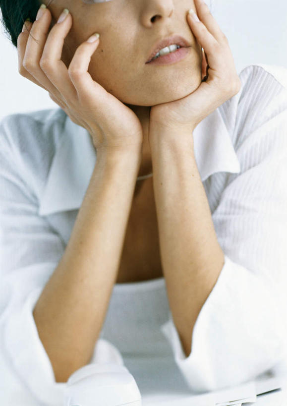 西方人,一个人,商务人士,商务女性,坐,竖图,俯视,室内,特写,白天,白色背景,衬衫,桌子,欧洲,欧洲人,仅一个年轻女性,仅一个女性,仅一个人,撑,套装,办公桌,托腮,注视,观察,看,托,摄影,影棚,观看,察看,关注,托下巴,商务装,工薪阶层,年轻女性,白种人,年轻人,白领,上班族,坐着,半身,彩图,高角度拍摄,影棚拍摄,衬衣,拍摄