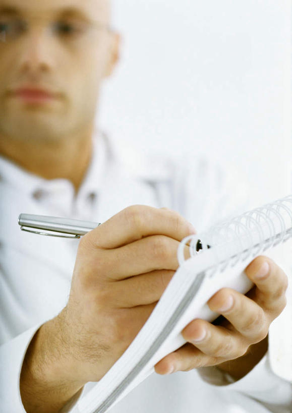 西方人,一个人,医生,站,竖图,室内,白天,白色背景,仰视,欧洲,欧洲人,仅一个男性,仅一个人,朦胧,模糊,笔,办公用品,钢笔,记事本,拿,拿着,注视,文具,仅一个年轻男性,本子,笔记本,学习用品,观察,看,站着,医护人员,医疗人员,摄影,影棚,观看,文具用品,察看,白大褂,关注,男人,男性,年轻男性,白种人,大夫,站立,半身,彩图,低角度拍摄,影棚拍摄,拍摄