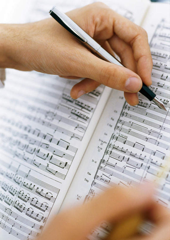 西方人,一个人,音乐家,站,竖图,俯视,室内,白天,书籍,欧洲,欧洲人,仅一个男性,仅一个人,笔,办公用品,钢笔,乐谱,五线谱,音乐,拿,拿着,注视,文具,仅一个年轻男性,学习用品,观察,看,站着,摄影,影棚,观看,文具用品,察看,节拍,关注,音符,符头,符干,符尾,乐章,男人,男性,年轻男性,白种人,乐师,演奏家,音乐工作者,作曲家,站立,半身,彩图,高角度拍摄,影棚拍摄,拍摄