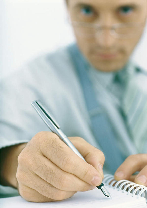 西方人,一个人,商务人士,商务男性,坐,竖图,室内,白天,白色背景,正面,衬衫,欧洲,欧洲人,仅一个男性,仅一个人,握,套装,朦胧,模糊,笔,办公用品,记事本,领带,圆珠笔,注视,文具,仅一个年轻男性,本子,笔记本,学习用品,观察,看,握着,摄影,影棚,观看,文具用品,察看,关注,商务装,工薪阶层,年轻男性,白种人,年轻人,白领,上班族,坐着,半身,彩图,影棚拍摄,衬衣,拍摄