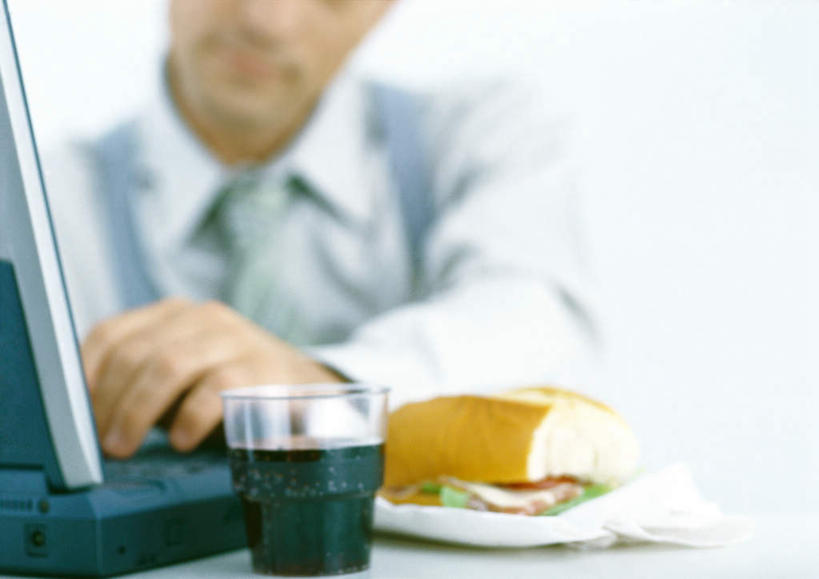 西方人,一个人,商务人士,商务男性,坐,横图,室内,白天,白色背景,正面,衬衫,电脑,笔记本电脑,桌子,欧洲,欧洲人,仅一个男性,仅一个人,敲打,套装,朦胧,模糊,网络,办公桌,领带,注视,输入,通讯设备,仅一个年轻男性,打字,观察,看,摄影,影棚,观看,点击,敲击,察看,无线,关注,通信设备,商务装,无线网络,无线上网,便携式电脑,工薪阶层,按键,手提电脑,年轻男性,白种人,年轻人,白领,上班族,坐着,半身,彩图,影棚拍摄,衬衣,拍摄