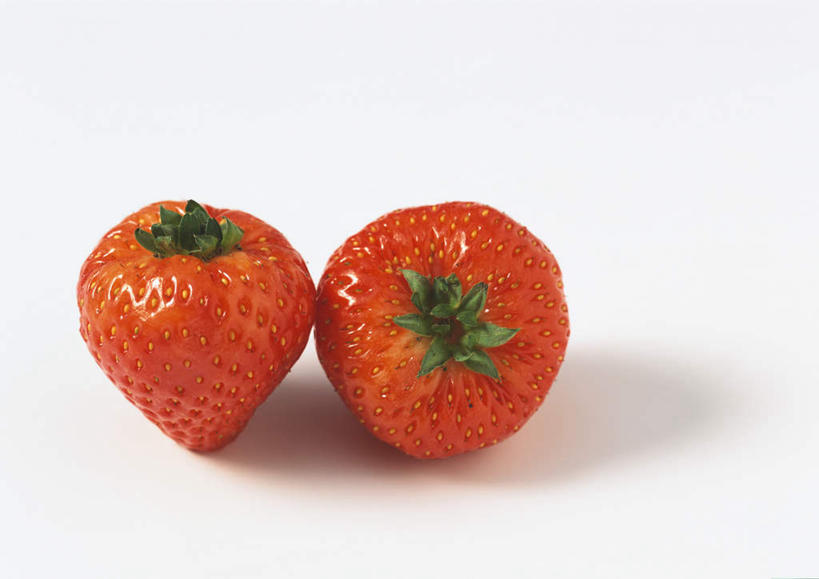 无人,横图,俯视,室内,特写,白天,白色背景,餐桌,桌子,草莓,浆果,水果,阴影,新鲜,反射,影子,生食,食品,果实,食物,两个,红色,摄影,有机食品,绿色食品,影棚,餐台,洋莓,水果皇后,红莓,地莓,彩图,高角度拍摄,影棚拍摄,拍摄