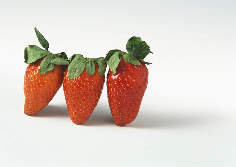 无人,横图,俯视,室内,特写,白天,白色背景,餐桌,桌子,草莓,浆果,水果,一排,阴影,新鲜,整齐,反射,影子,生食,食品,果实,食物,排列,三个,红色,摄影,有机食品,绿色食品,影棚,餐台,队列,洋莓,水果皇后,红莓,地莓,彩图,高角度拍摄,影棚拍摄,拍摄