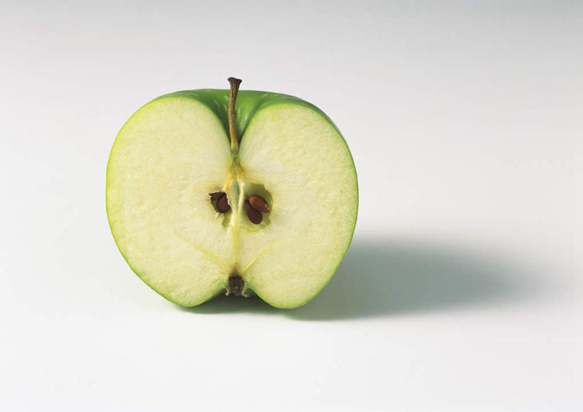 无人,横图,俯视,室内,特写,白天,白色背景,餐桌,桌子,苹果,水果,切开,阴影,新鲜,反射,影子,生食,食品,果实,半个,食物,绿色,青苹果,切,一半,摄影,有机食品,绿色食品,影棚,餐台,剖面,切面,彩图,高角度拍摄,影棚拍摄,拍摄