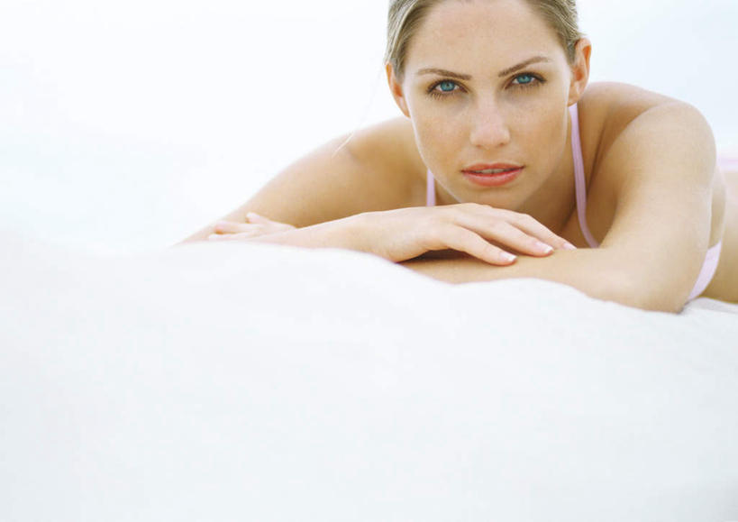 西方人,一个人,笑,微笑,横图,室外,特写,白天,正面,泳装,比基尼,美景,沙滩,欧洲,欧洲人,仅一个年轻女性,仅一个女性,仅一个人,朦胧,模糊,沙子,海岸,景观,沙地,自然,趴着,景色,自然风光,年轻女性,女人,女性,白种人,海滩,趴,半身,彩图,三点式,泳衣