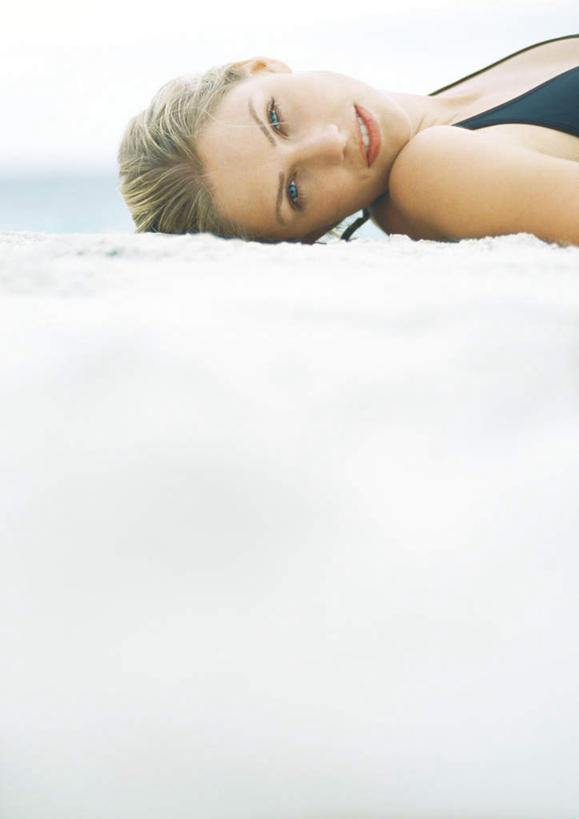 西方人,一个人,躺,笑,微笑,竖图,室外,特写,白天,正面,泳装,比基尼,沙滩,欧洲,欧洲人,仅一个年轻女性,仅一个女性,仅一个人,朦胧,模糊,沙子,海岸,云,云朵,沙地,云彩,蓝色,白云,蓝天,天空,天,年轻女性,女人,女性,白种人,海滩,躺着,半身,彩图,三点式,泳衣