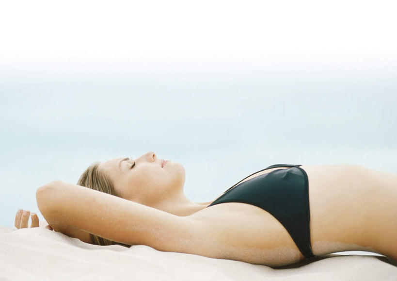 西方人,一个人,躺,横图,室外,特写,白天,侧面,泳装,比基尼,海浪,海洋,美景,沙滩,欧洲,欧洲人,仅一个年轻女性,仅一个女性,仅一个人,朦胧,模糊,沙子,海岸,景观,浪花,沙地,自然,海水,景色,自然风光,海景,年轻女性,女人,女性,白种人,大海,风浪,海,海水的波动,海滩,近岸浪,涌浪,躺着,半身,彩图,三点式,泳衣