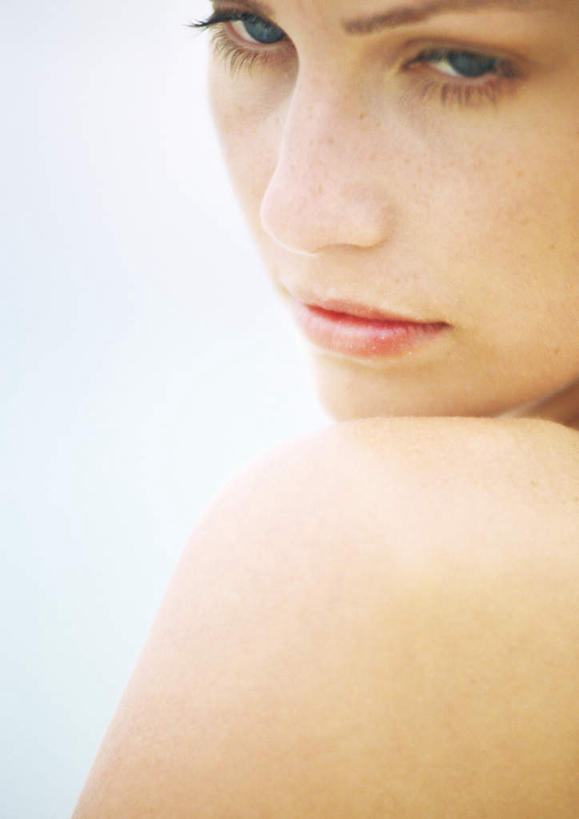 西方人,一个人,站,笑,微笑,竖图,室外,特写,白天,欧洲,欧洲人,仅一个年轻女性,仅一个女性,仅一个人,朦胧,模糊,云,云朵,云彩,注视,肩膀,背面,蓝色,白云,蓝天,天空,天,观察,看,站着,观看,察看,关注,年轻女性,女人,女性,白种人,站立,半身,彩图