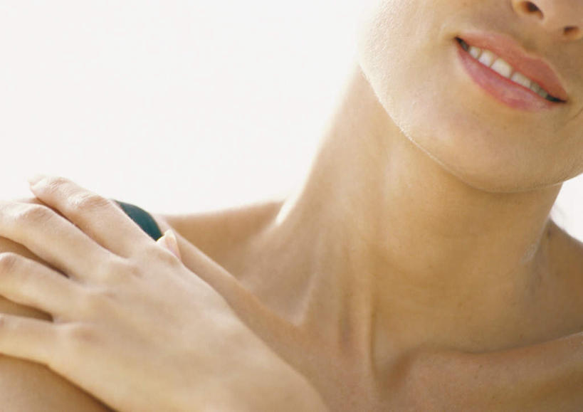 西方人,一个人,站,摸,横图,室外,特写,白天,正面,泳装,比基尼,欧洲,欧洲人,仅一个年轻女性,仅一个女性,仅一个人,抚摸,朦胧,模糊,云,云朵,云彩,注视,肩膀,蓝色,白云,蓝天,天空,天,观察,看,站着,观看,察看,关注,年轻女性,女人,女性,白种人,触摸,接触,站立,半身,彩图,三点式,泳衣