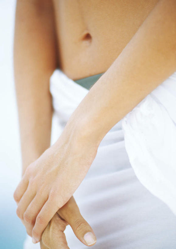 西方人,手,腹部,一个人,站,双手交叉,竖图,室外,特写,白天,仰视,泳装,比基尼,欧洲,欧洲人,仅一个年轻女性,仅一个女性,仅一个人,朦胧,模糊,注视,毛巾,观察,看,站着,手部,观看,察看,双手抱胸,关注,年轻女性,女人,女性,白种人,腹,肚子,站立,半身,彩图,低角度拍摄,三点式,泳衣