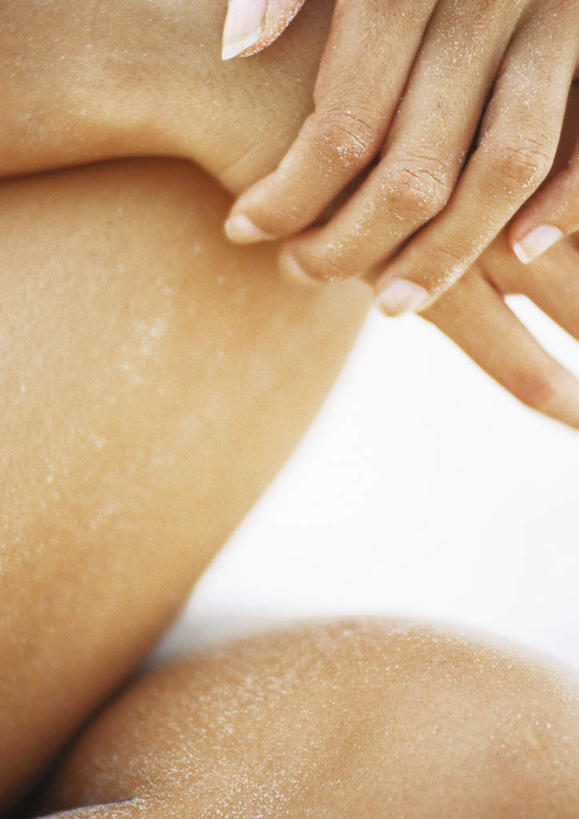 西方人,手,一个人,坐,双手交叉,竖图,俯视,室外,特写,白天,泳装,比基尼,沙滩,欧洲,欧洲人,仅一个年轻女性,仅一个女性,仅一个人,阴影,朦胧,模糊,反射,沙子,影子,海岸,沙地,注视,观察,看,手部,观看,察看,双手抱胸,关注,年轻女性,女人,女性,白种人,海滩,坐着,半身,彩图,高角度拍摄,三点式,泳衣