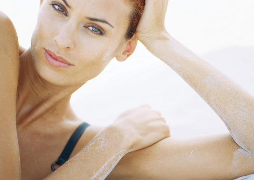 西方人,一个人,笑,微笑,横图,室外,特写,白天,正面,泳装,比基尼,沙滩,欧洲,欧洲人,仅一个年轻女性,仅一个女性,仅一个人,撑,朦胧,模糊,沙子,海岸,沙地,趴着,撑着,年轻女性,女人,女性,白种人,海滩,趴,半身,彩图,三点式,泳衣