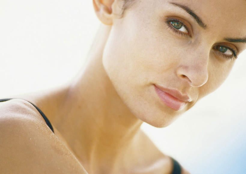 西方人,脸,头,脸颊,一个人,站,笑,微笑,横图,室外,特写,白天,正面,泳装,比基尼,海浪,海洋,欧洲,欧洲人,仅一个年轻女性,仅一个女性,仅一个人,浪花,云,云朵,云彩,注视,蓝色,白云,蓝天,天空,海水,天,观察,看,站着,观看,察看,关注,海景,年轻女性,女人,女性,白种人,头部,脸部,脸蛋,面部,大海,风浪,海,海水的波动,近岸浪,涌浪,站立,半身,彩图,三点式,泳衣