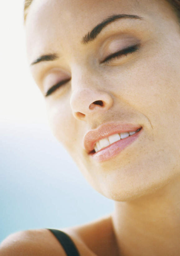 西方人,一个人,站,闭眼,竖图,室外,特写,白天,正面,泳装,比基尼,海浪,海洋,欧洲,欧洲人,仅一个年轻女性,仅一个女性,仅一个人,浪花,云,云朵,云彩,注视,蓝色,白云,蓝天,天空,海水,天,观察,看,站着,观看,察看,关注,海景,年轻女性,女人,女性,白种人,大海,风浪,海,海水的波动,近岸浪,涌浪,闭眼睛,闭着眼,闭着眼睛,站立,半身,彩图,三点式,泳衣