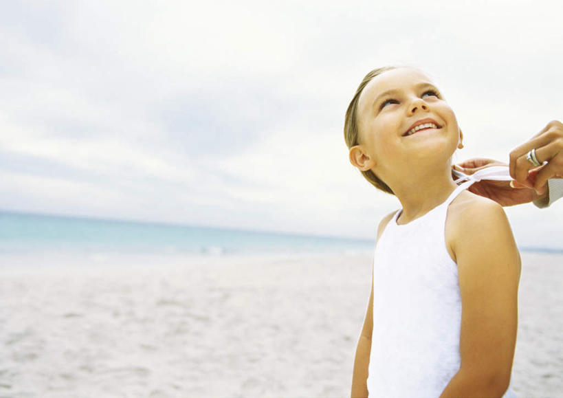 西方人,儿童,两个人,家庭,母亲,女儿,站,笑,微笑,露齿笑,横图,室外,白天,侧面,旅游,度假,纯洁,海浪,海洋,美景,沙滩,欧洲,欧洲人,沙子,海岸,景观,浪花,水平线,云,云朵,海平线,沙地,云彩,注视,娱乐,小孩,蓝色,白云,蓝天,天空,自然,海水,天,观察,看,站着,享受,休闲,温暖,温馨,母女,一家人,景色,放松,可爱,母爱,童年,童趣,观看,和睦,察看,关注,自然风光,海景,童真,烂漫,无邪,天真,年轻女性,女孩,女人,女性,白种人,孩子,年轻人,大海,风浪,海,海水的波动,海滩,近岸浪,涌浪,抬头,仰头,站立,半身,彩图,融洽,女生