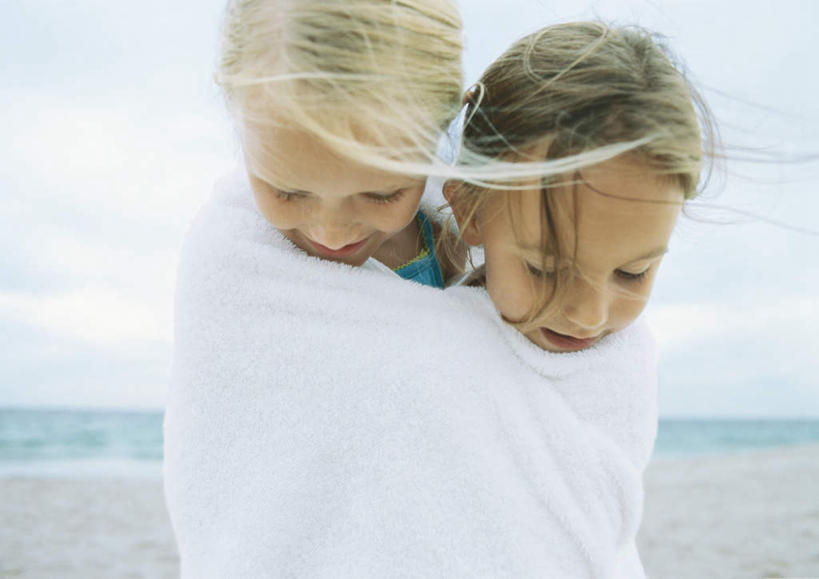 西方人,儿童,两个人,伙伴,朋友,站,横图,室外,白天,正面,旅游,度假,友谊,纯洁,海浪,海洋,美景,沙滩,欧洲,欧洲人,沙子,海岸,景观,浪花,云,云朵,沙地,云彩,注视,娱乐,小孩,蓝色,白云,蓝天,天空,自然,海水,天,低头,观察,看,站着,享受,休闲,景色,放松,可爱,童年,童趣,观看,察看,关注,自然风光,海景,童真,烂漫,无邪,天真,友情,女孩,女人,女性,白种人,孩子,大海,风浪,海,海水的波动,海滩,近岸浪,涌浪,站立,半身,彩图,女生