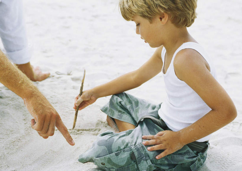 西方人,儿童,两个人,家庭,父亲,儿子,站,坐,盘腿,横图,室外,白天,正面,旅游,度假,绘画,纯洁,美景,沙滩,欧洲,欧洲人,指,沙子,海岸,景观,沙地,拿,拿着,注视,方向,娱乐,树枝,小孩,自然,观察,看,手势,站着,享受,休闲,温暖,温馨,父子,一家人,景色,放松,父爱,可爱,童年,童趣,观看,美术,和睦,察看,指向,关注,自然风光,童真,烂漫,无邪,天真,男孩,男人,男性,年轻男性,白种人,孩子,年轻人,海滩,盘腿而坐,盘膝,盘着腿的,盘着腿坐,双腿交叉,站立,坐着,半身,彩图,融洽,男生