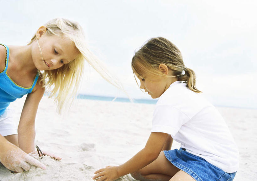 西方人,儿童,两个人,伙伴,朋友,蹲,横图,室外,白天,正面,旅游,度假,游戏,友谊,纯洁,海浪,海洋,美景,沙滩,欧洲,欧洲人,朦胧,模糊,沙子,海岸,景观,浪花,云,云朵,沙地,玩,云彩,娱乐,小孩,白云,天空,自然,海水,天,享受,休闲,景色,放松,可爱,童年,童趣,活动,沙雕,发泄,消遣,智力,自然风光,海景,童真,烂漫,无邪,宣泄,天真,友情,女孩,女人,女性,白种人,孩子,大海,风浪,海,海水的波动,海滩,近岸浪,涌浪,蹲着,玩耍,嬉戏,半身,彩图,女生