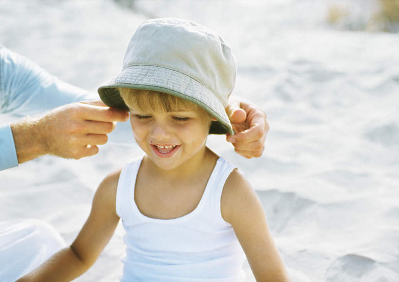 西方人,儿童,两个人,家庭,母亲,儿子,站,笑,微笑,露齿笑,横图,俯视,室外,白天,旅游,度假,纯洁,美景,沙滩,帽子,欧洲,欧洲人,朦胧,模糊,沙子,海岸,景观,沙地,拿,拿着,注视,娱乐,小孩,自然,遮阳帽,观察,看,站着,享受,休闲,温暖,温馨,母子,一家人,景色,放松,可爱,母爱,童年,童趣,观看,和睦,察看,关注,自然风光,童真,烂漫,无邪,天真,男孩,年轻女性,女人,女性,白种人,孩子,年轻人,海滩,站立,半身,彩图,高角度拍摄,融洽,男生