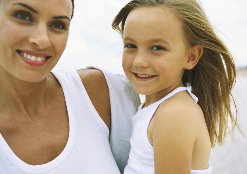 西方人,儿童,两个人,家庭,母亲,女儿,站,笑,微笑,露齿笑,横图,室外,特写,白天,正面,旅游,度假,纯洁,美景,沙滩,欧洲,欧洲人,朦胧,模糊,沙子,海岸,景观,云,云朵,沙地,云彩,注视,娱乐,小孩,蓝色,白云,蓝天,天空,自然,天,观察,看,站着,享受,休闲,温暖,温馨,母女,一家人,景色,放松,可爱,母爱,童年,童趣,观看,和睦,察看,关注,自然风光,童真,烂漫,无邪,天真,年轻女性,女孩,女人,女性,白种人,孩子,年轻人,海滩,站立,半身,彩图,融洽,女生