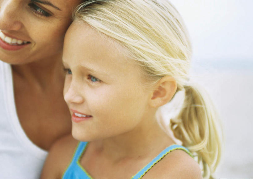 西方人,儿童,两个人,家庭,母亲,女儿,站,笑,微笑,露齿笑,横图,室外,特写,白天,侧面,旅游,度假,纯洁,海浪,海洋,美景,沙滩,欧洲,欧洲人,朦胧,模糊,沙子,海岸,景观,浪花,云,云朵,沙地,云彩,注视,娱乐,小孩,蓝色,白云,蓝天,天空,自然,海水,天,观察,看,站着,享受,休闲,温暖,温馨,母女,一家人,景色,放松,可爱,母爱,童年,童趣,观看,和睦,察看,关注,自然风光,海景,童真,烂漫,无邪,天真,年轻女性,女孩,女人,女性,白种人,孩子,年轻人,大海,风浪,海,海水的波动,海滩,近岸浪,涌浪,站立,半身,彩图,融洽,女生