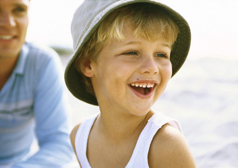 西方人,儿童,两个人,家庭,父亲,儿子,站,笑,微笑,露齿笑,横图,室外,特写,白天,正面,旅游,度假,纯洁,美景,沙滩,帽子,欧洲,欧洲人,朦胧,模糊,沙子,海岸,景观,沙地,注视,娱乐,小孩,自然,遮阳帽,观察,看,站着,享受,休闲,温暖,温馨,父子,一家人,景色,放松,父爱,可爱,童年,童趣,观看,和睦,察看,关注,自然风光,童真,烂漫,无邪,天真,男孩,男人,男性,年轻男性,白种人,孩子,年轻人,海滩,站立,半身,彩图,融洽,男生