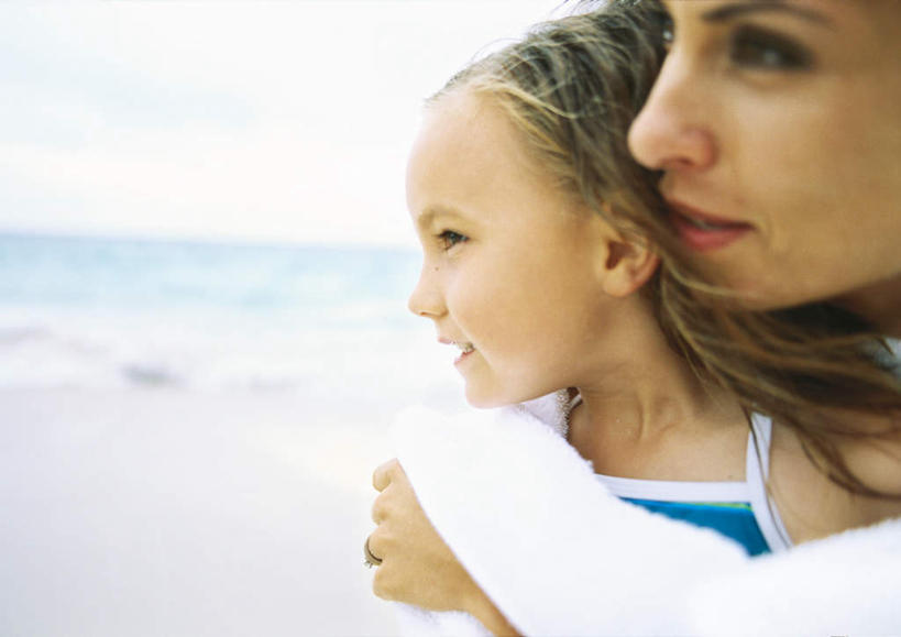 西方人,儿童,两个人,家庭,母亲,女儿,站,抱,笑,微笑,露齿笑,横图,室外,特写,白天,侧面,旅游,度假,纯洁,海浪,海洋,美景,沙滩,欧洲,欧洲人,朦胧,模糊,沙子,海岸,景观,浪花,云,云朵,沙地,云彩,注视,娱乐,小孩,蓝色,白云,蓝天,天空,自然,海水,天,观察,看,站着,享受,休闲,温暖,温馨,母女,一家人,景色,放松,可爱,母爱,童年,童趣,抱着,观看,和睦,察看,搂着,关注,自然风光,海景,童真,烂漫,无邪,天真,年轻女性,女孩,女人,女性,白种人,孩子,年轻人,大海,风浪,海,海水的波动,海滩,近岸浪,涌浪,搂,搂抱,站立,半身,彩图,融洽,女生