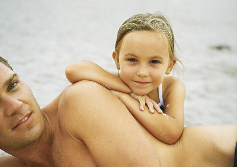 西方人,儿童,两个人,家庭,父亲,女儿,躺,笑,微笑,横图,室外,特写,白天,正面,旅游,度假,纯洁,美景,沙滩,欧洲,欧洲人,朦胧,模糊,沙子,海岸,景观,沙地,娱乐,裸露,小孩,自然,趴着,享受,休闲,温暖,温馨,父女,一家人,景色,放松,父爱,可爱,童年,童趣,和睦,自然风光,裸,童真,烂漫,无邪,卧着,天真,男人,男性,年轻男性,女孩,白种人,孩子,年轻人,海滩,趴,躺着,卧,半身,彩图,融洽,女生