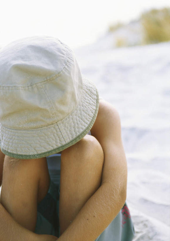 西方人,儿童,两个人,家庭,父亲,女儿,坐,抱,竖图,室外,白天,旅游,度假,纯洁,美景,沙滩,帽子,欧洲,欧洲人,朦胧,模糊,沙子,海岸,景观,沙地,注视,娱乐,裸露,小孩,背面,自然,遮阳帽,观察,看,享受,休闲,温暖,温馨,父女,一家人,景色,放松,父爱,可爱,童年,童趣,抱着,观看,和睦,察看,搂着,关注,自然风光,裸,童真,烂漫,无邪,天真,男人,男性,年轻男性,女孩,白种人,孩子,年轻人,海滩,搂,搂抱,坐着,半身,彩图,融洽,女生