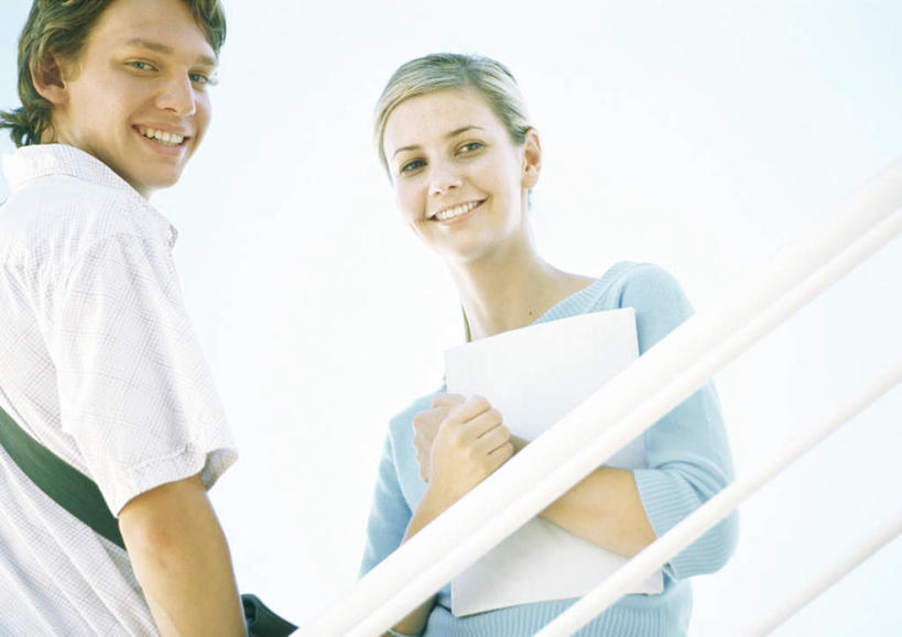 西方人,两个人,栏杆,站,抱,横图,室外,白天,仰视,欧洲,欧洲人,墙,围栏,记事本,注视,护栏,墙壁,墙面,本子,笔记本,观察,看,站着,同学,抱着,观看,察看,校友,关注,同窗,学友,男人,男性,年轻男性,年轻女性,女人,女性,白种人,站立,半身,彩图,低角度拍摄