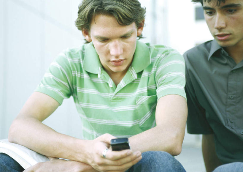 西方人,两个人,坐,打电话,横图,俯视,室外,白天,电话,手机,欧洲,欧洲人,服装,拿,拿着,注视,休闲装,通讯设备,衣服,观察,看,休闲,同学,休闲服,服饰,观看,察看,校友,关注,同窗,学友,交流,男人,男性,年轻男性,白种人,沟通,通话,坐着,半身,彩图,高角度拍摄