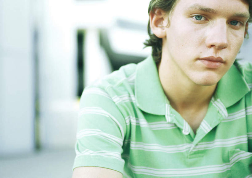 西方人,脸,头,脸颊,一个人,坐,笑,微笑,横图,室外,特写,白天,正面,欧洲,欧洲人,仅一个男性,仅一个人,服装,朦胧,模糊,注视,休闲装,仅一个年轻男性,衣服,观察,看,休闲,休闲服,服饰,观看,察看,关注,男人,男性,年轻男性,白种人,头部,脸部,脸蛋,面部,坐着,半身,彩图