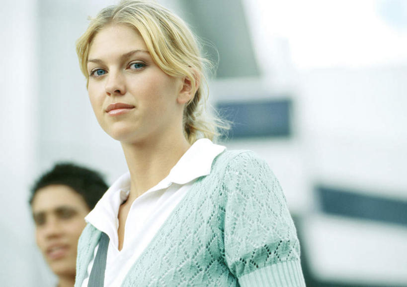 西方人,脸,头,脸颊,两个人,站,笑,微笑,横图,室外,特写,白天,仰视,欧洲,欧洲人,服装,朦胧,模糊,墙,注视,休闲装,墙壁,墙面,衣服,观察,看,站着,休闲,同学,休闲服,服饰,观看,察看,校友,关注,同窗,学友,男人,男性,年轻男性,年轻女性,女人,女性,白种人,头部,脸部,脸蛋,面部,站立,半身,彩图,低角度拍摄