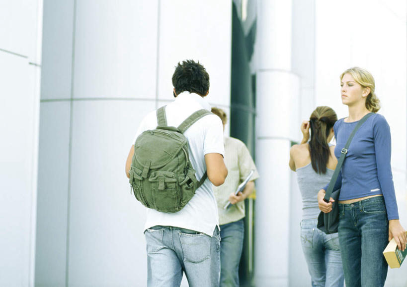 西方人,背部,三个人,站,横图,室外,白天,正面,书籍,欧洲,欧洲人,服装,朦胧,模糊,包,书包,墙,拿,拿着,注视,休闲装,墙壁,墙面,衣服,背包,观察,看,站着,休闲,同学,休闲服,服饰,观看,察看,校友,关注,同窗,学友,男人,男性,年轻男性,年轻女性,女人,女性,白种人,书,图书,站立,半身,彩图,双肩包