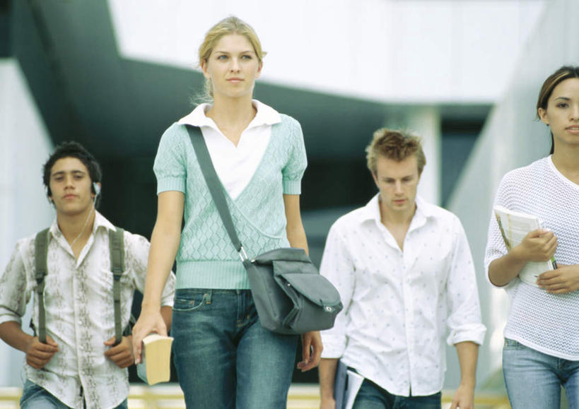 西方人,四个人,站,走,横图,室外,白天,仰视,书籍,欧洲,欧洲人,服装,朦胧,模糊,走道,过道,拿,拿着,注视,休闲装,衣服,观察,看,站着,休闲,同学,休闲服,服饰,观看,察看,校友,关注,同窗,学友,男人,男性,年轻男性,年轻女性,女人,女性,白种人,书,图书,步行,散步,站立,走路,半身,彩图,低角度拍摄