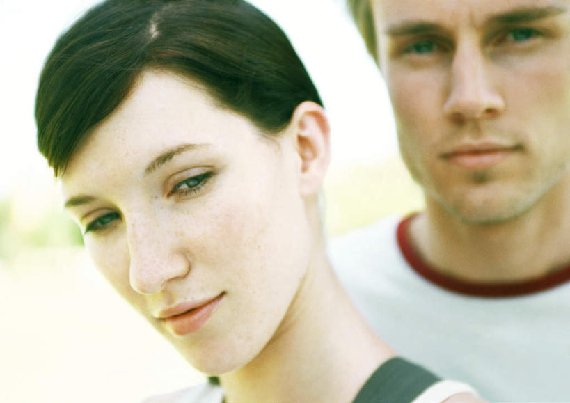 西方人,两个人,站,笑,微笑,横图,室外,特写,白天,正面,欧洲,欧洲人,服装,朦胧,模糊,注视,休闲装,衣服,观察,看,站着,休闲,同学,休闲服,服饰,观看,察看,校友,关注,同窗,学友,男人,男性,年轻男性,年轻女性,女人,女性,白种人,站立,半身,彩图