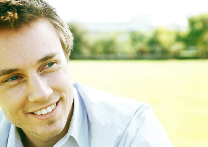 西方人,一个人,坐,笑,微笑,露齿笑,横图,室外,特写,白天,正面,草地,草坪,植物,欧洲,欧洲人,仅一个男性,仅一个人,阴影,服装,朦胧,模糊,光线,影子,云,云朵,云彩,注视,休闲装,草,树,树木,仅一个年轻男性,衣服,绿色,白云,天空,阳光,自然,天,观察,看,休闲,休闲服,服饰,生长,成长,观看,察看,关注,男人,男性,年轻男性,白种人,坐着,半身,彩图